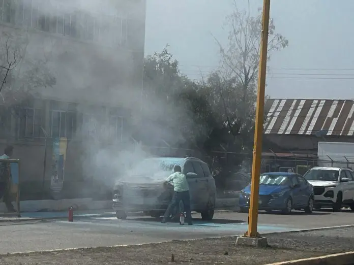 Bomberos y Protección Civil de Palaú atendieron el incendio de un vehículo afuera de la primaria Apolonio M. Avilés en Villa de las Esperanzas; el fuego fue controlado antes de consumirse totalmente.