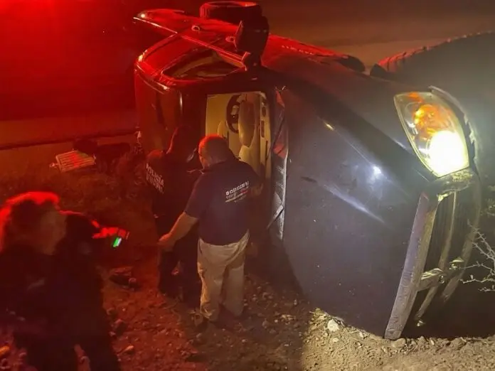Una camioneta Dodge Ram volcó sobre la carretera Palaú–El Sauz, cerca de Minas de Barroterán. Autoridades localizaron la unidad abandonada y sin personas lesionadas en el lugar.