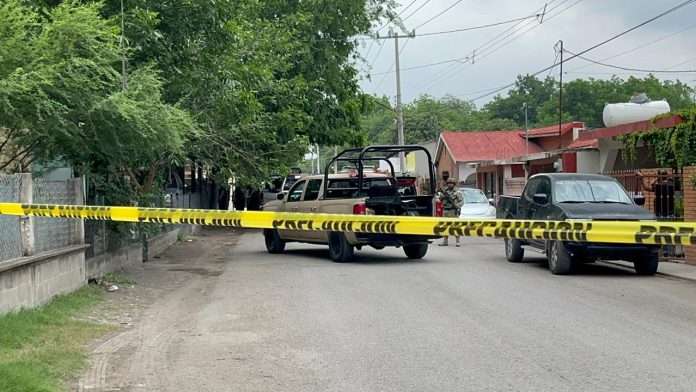 Autoridades de los tres órdenes de gobierno realizaron un cateo en la colonia El Borbollón de Múzquiz, donde fueron detenidas tres personas por presuntos delitos contra la salud.