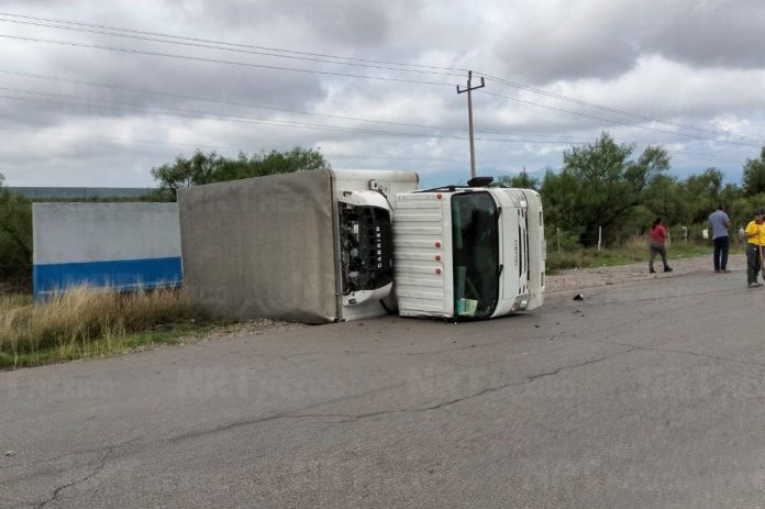 Dos personas resultaron lesionadas tras un accidente de camión en la carretera estatal 20, luego de que el conductor intentara esquivar un burro.