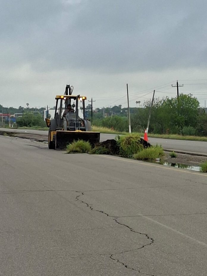 El Gobierno Municipal de Múzquiz realiza trabajos de pintura y limpieza en el bulevar Hidalgo de la Villa de Palaú para mejorar la seguridad vial y la imagen urbana.