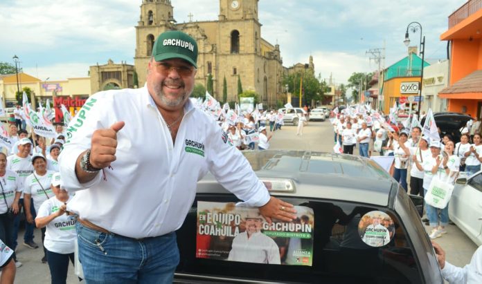: Cientos de ciudadanos participaron en el Mega Crucero de la Alianza Ciudadana por la Seguridad en Múzquiz, mostrando su respaldo al candidato Héctor Miguel García Falcón “Gachupín”.