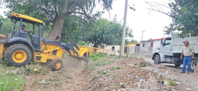 El Gobierno Municipal de Múzquiz realiza trabajos de limpieza y desazolve en el Arroyo Zamora como medida preventiva ante la temporada de lluvias y para reducir riesgos de inundación.