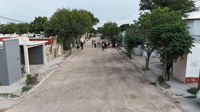 Supervisa Emilio De Hoyos avances de obra en la calle Claveles