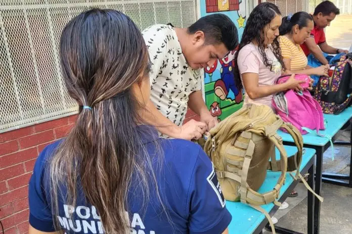 Refuerzan seguridad en escuelas con vigilancia