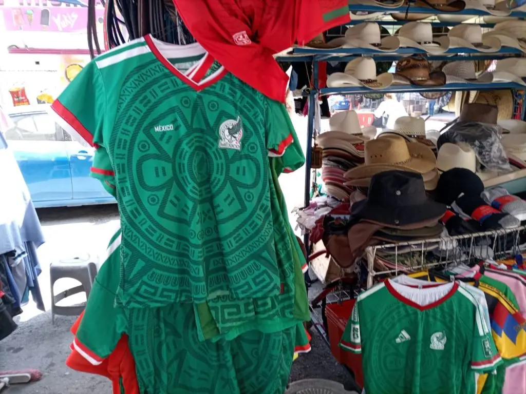 A 23 días del Mundial 2026, ya se ven playeras y artículos del Tri en la zona comercial de Monclova