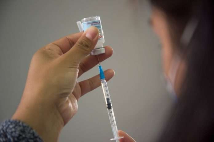 El Centro de Salud de Múzquiz ya cuenta con vacunas contra el Virus Sincitial Respiratorio para mujeres embarazadas y adultos mayores, buscando prevenir casos graves de neumonía y bronquiolitis.