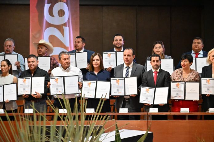 Alcaldesa Sari Pérez y otros funcionarios en la firma del Pacto Coahuila para fortalecer el empleo.