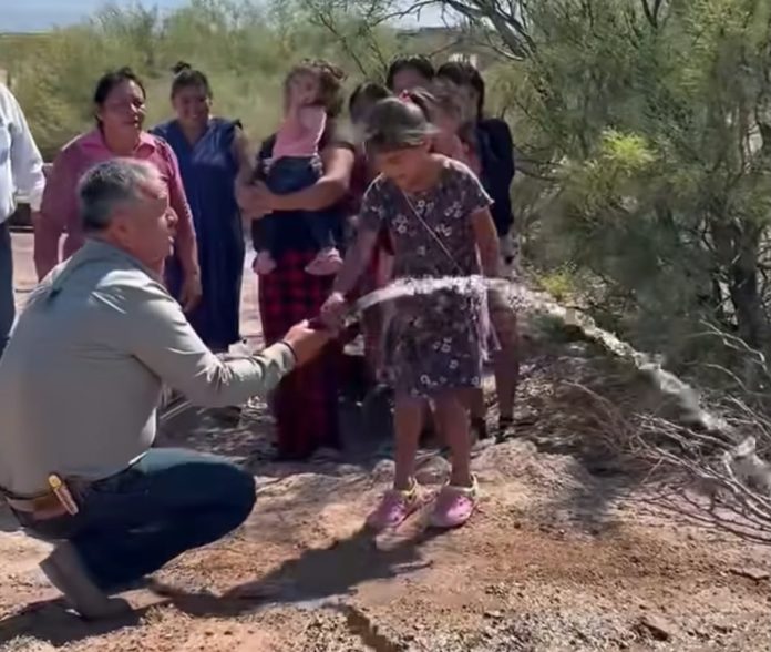 Víctor Manuel Leija Vega y niña celebran el nuevo pozo de agua en Gabino Vázquez.