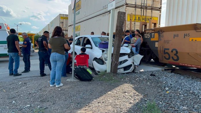 Intentó ganarle al tren y termina arrollada junto a sus hijos