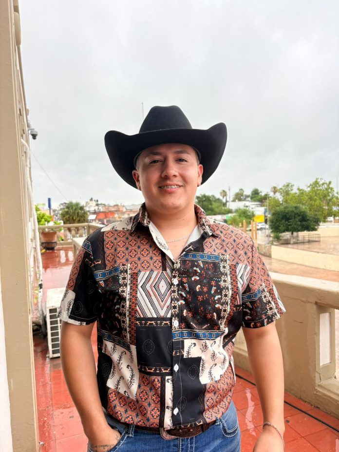 Jaime Cerda promueve el orgullo, la inclusión y la felicidad como candidato a Rey del Orgullo Sabinas 2026