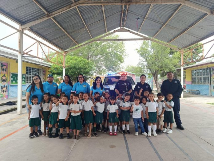 Elementos de Seguridad Pública Municipal de Múzquiz visitaron el Jardín de Niños Arcoíris de Minas de Barroterán