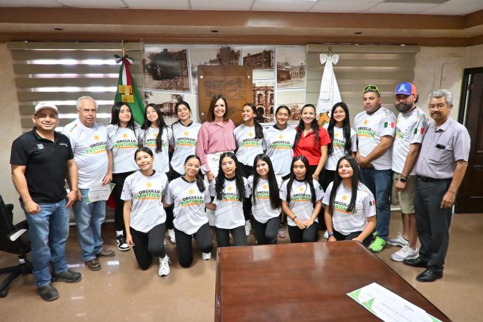 Alcaldesa Sari Pérez Cantú con las subcampeonas nacionales de tochito de la Secundaria 