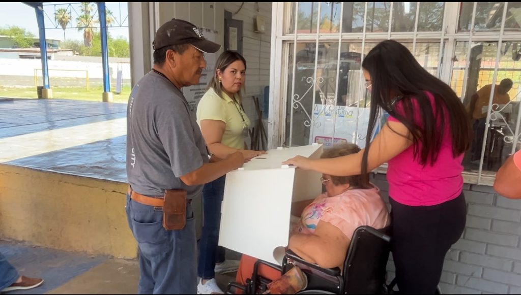 Aplican protocolo de inclusión para garantizar el voto de ciudadana con movilidad reducida