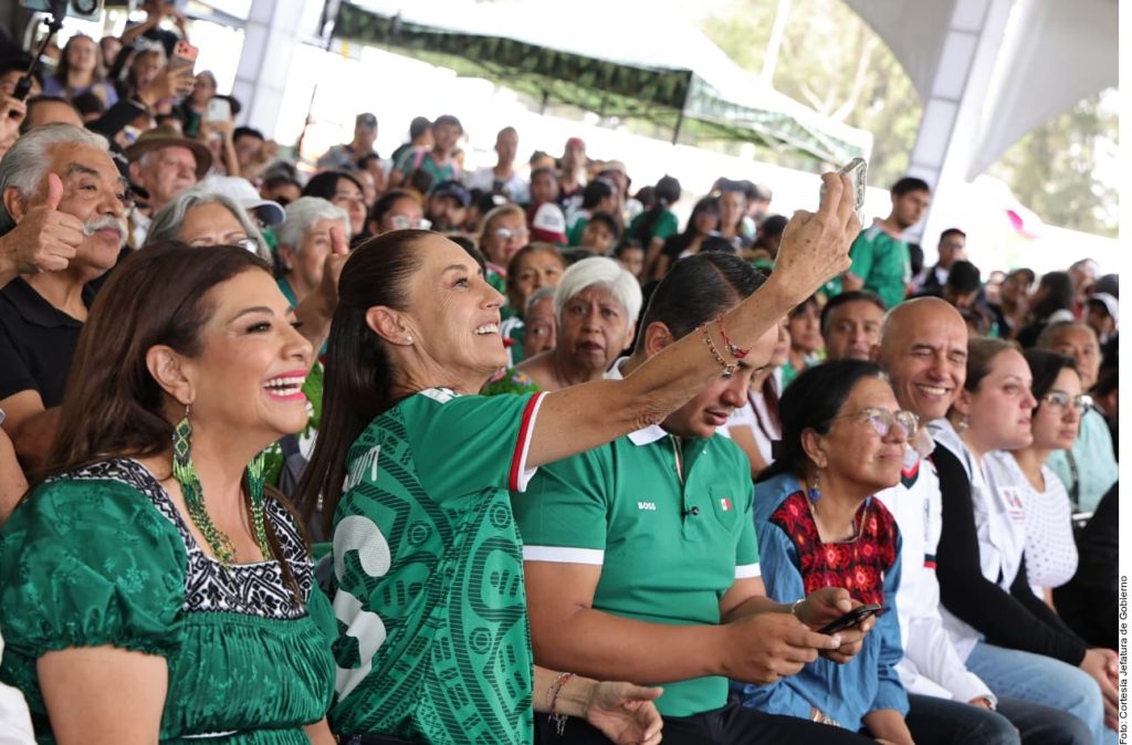 Desde semanas atrás, la Presidenta había descartado acudir al estadio para el partido inaugural y decidió donar el boleto que le entregó el presidente de la FIFA, Gianni Infantino, para que fuera entregado mediante un concurso a una joven mexicana.