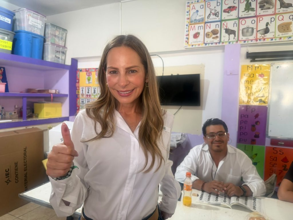 Cristy Amezcua emite su voto acompañada de su familia