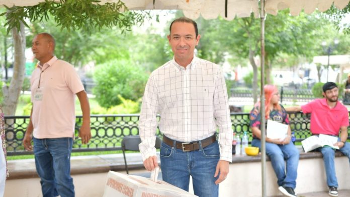 Llama Emilio De Hoyos a la participación ciudadana durante jornada electoral en Acuña