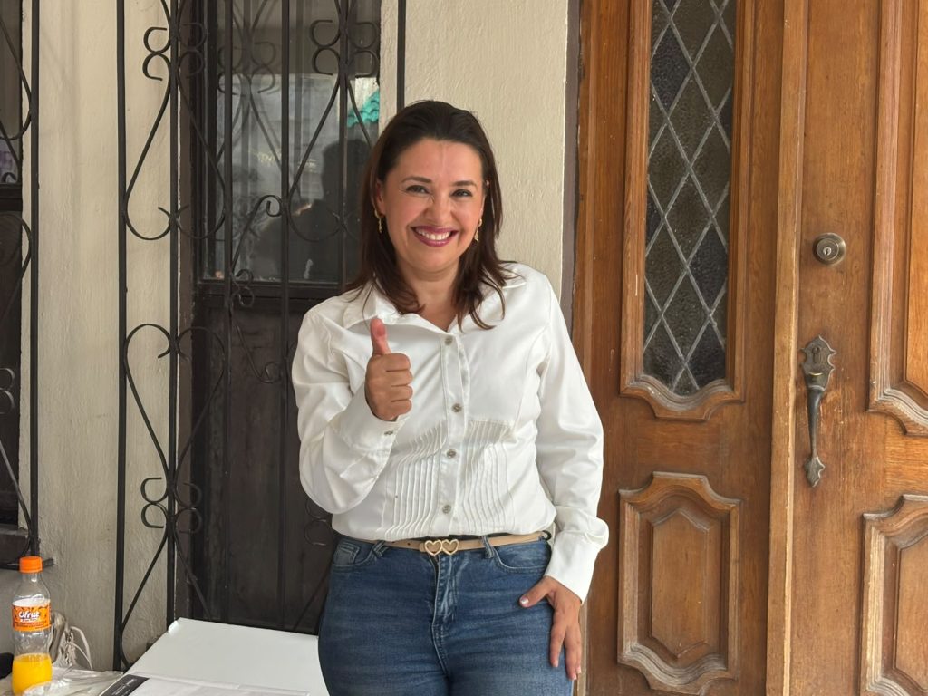 Esra Cavazos ejerce su voto y destaca la participación ciudadana en la jornada electoral