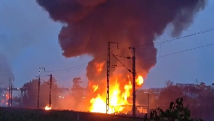Fuerte incendio en planta petroquímica deja al menos 20 heridos