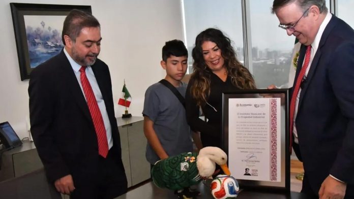 Inicia formalmente el proceso de registro de marca Pato Merlín ante el IMPI