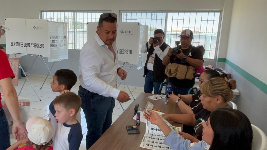 Javier Flores Rodríguez ejerce su voto y destaca jornada electoral tranquila en San Buenaventura