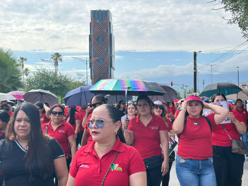 "¡Magisterio unido, jamás será vencido!": Maestros marchan en Monclova por pensiones y derechos laborales