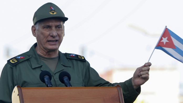 El presidente de Cuba, **Miguel Díaz-Canel**, afirmó que el gobierno de Estados Unidos no perdona la resiliencia de la isla frente a la máxima presión ejercida. En un mensaje reciente, el mandatario anunció una serie de acciones estratégicas diseñadas para superar las dificultades actuales derivadas del bloqueo económico, comercial y financiero de Washington. Durante su intervención, el líder cubano subrayó que la Revolución sigue vigente a pesar del cerco internacional. Por ello, **Miguel Díaz-Canel** estableció dos prioridades fundamentales para el corto plazo: el fortalecimiento de la defensa nacional y la implementación de un renovado programa económico y social para el año 2026. ## Miguel Díaz-Canel prioriza la defensa y el programa económico La primera línea de acción mencionada por el mandatario es la preparación para la defensa. Esta estrategia hará énfasis en el fortalecimiento del sistema defensivo territorial y la actualización de los planes operativos. Según detalló **Miguel Díaz-Canel**, se busca optimizar la estrategia de “Guerra de Todo el Pueblo”, involucrando activamente a la ciudadanía en tareas de protección civil y vigilancia. Por otro lado, el programa económico y social para el 2026 se encuentra en su fase final de revisión. El gobierno cubano informó que se están ajustando los últimos detalles de estas propuestas, las cuales integran criterios del debate nacional y experiencias internacionales. ## Comparativa con modelos de China y Vietnam El presidente explicó que para este nuevo plan se han analizado las particularidades de naciones como China y Vietnam. Estos países, que también transitan procesos de construcción socialista, han enfrentado bloqueos en el pasado, lo que ofrece lecciones valiosas para la administración de **Miguel Díaz-Canel**. De acuerdo con reportes de la [Presidencia de la República de Cuba](https://www.presidencia.gob.cu), estas medidas buscan garantizar la estabilidad del país frente a lo que consideran un recrudecimiento sin precedentes de las sanciones externas. Con este anuncio, el gobierno cubano reafirma su postura de resistencia y adaptación ante el complejo escenario geopolítico actual.