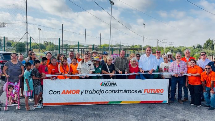 Entrega Emilio de Hoyos pavimentación de calles Amado Nervo y 10 en la colonia Gámez Sumarán