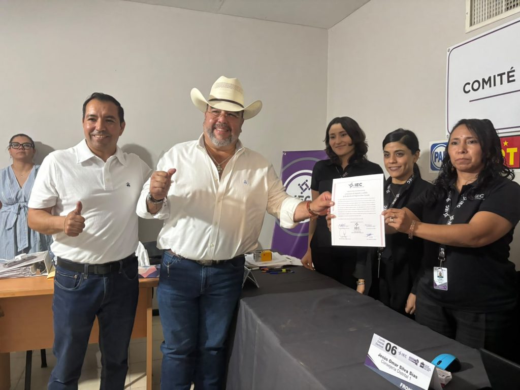 Recibe "Gachupín" constancia de mayoría como diputado electo por el Distrito 06