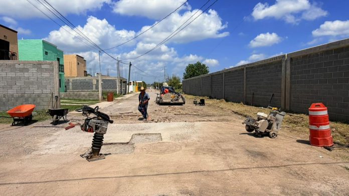 El Gobierno Municipal de Múzquiz supervisa trabajos de conexión de agua potable, limpieza y bacheo en la colonia Las Aves para mejorar los servicios y la movilidad de las familias del sector.