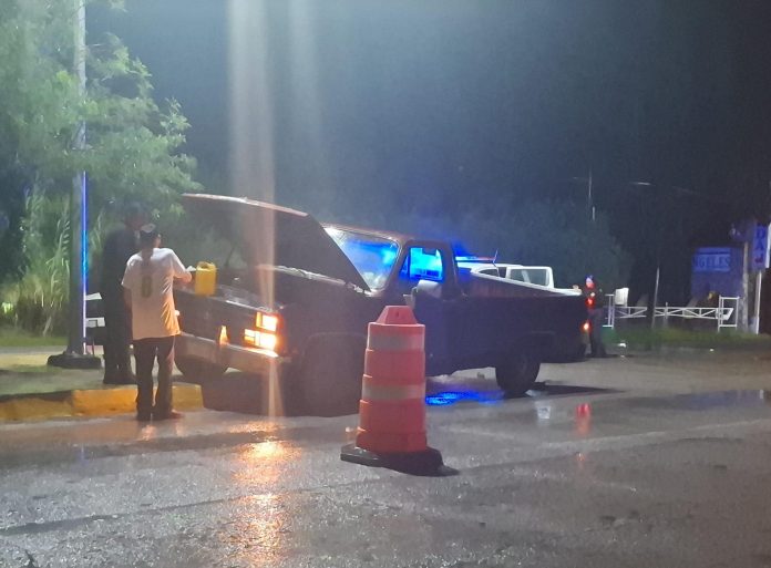 Elementos de la Policía Municipal de Múzquiz brindaron apoyo a un adulto mayor que sufrió una falla mecánica en su vehículo cerca del arco de bienvenida, evitando riesgos mayores.