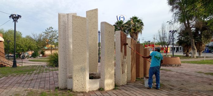 El Gobierno Municipal de Múzquiz realizó labores de limpieza, desmonte y pintura en la Plaza Fundadores y la colonia El Sol para mejorar los espacios públicos y la convivencia familiar.