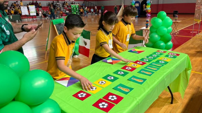Alumnos y padres de familia de la Primaria Club de Leones participaron en la Feria de Aprendizajes Fundamentales en Múzquiz, fortaleciendo la lectura y el aprendizaje mediante actividades lúdicas.