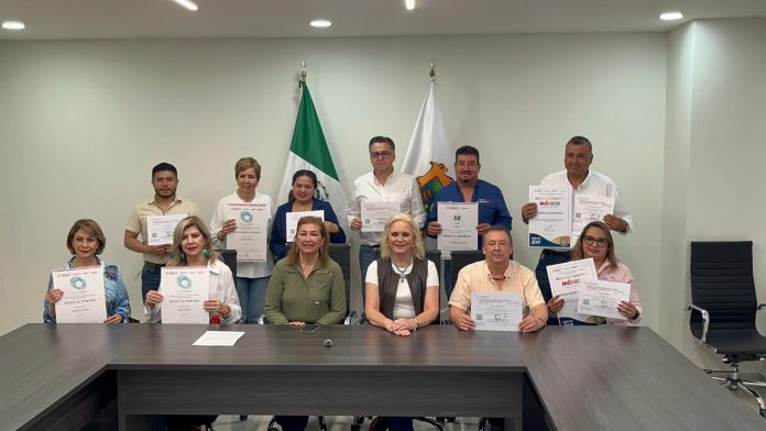 Hoteleros, restauranteros y prestadores de servicios turísticos de Múzquiz recibieron reconocimientos por su capacitación y participación en el Registro Nacional de Turismo, fortaleciendo la calidad turística del Pueblo Mágico