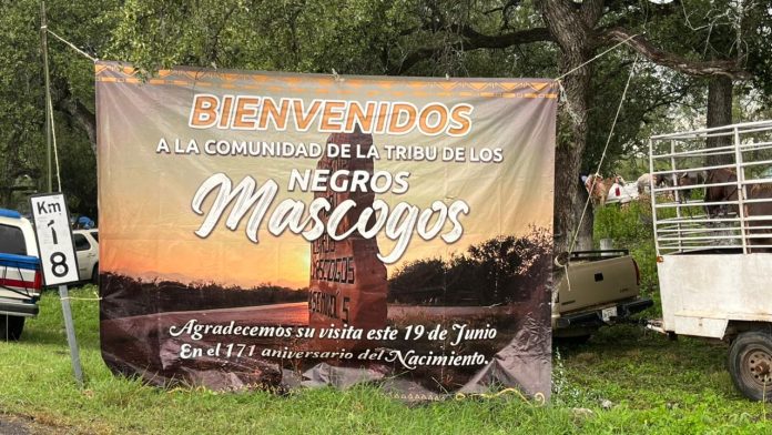 La comunidad de los Negros Mascogos celebró su 171 aniversario en el Ejido El Nacimiento, Múzquiz, con actividades culturales, cabalgata, comida tradicional y la participación de autoridades municipales y estatales.
