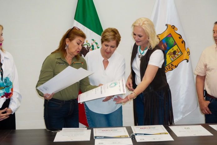 La alcaldesa Laura Patricia Jiménez Gutiérrez encabezó la entrega de registros del Registro Nacional de Turismo, certificados y distintivos de calidad a prestadores de servicios turísticos de Múzquiz