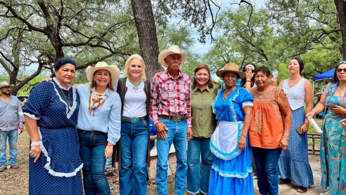 La alcaldesa Laura Jiménez Gutiérrez participó en la celebración del Juneteenth en El Nacimiento, acompañando a la comunidad de los Negros Mascogos y fortaleciendo el turismo cultural y las tradiciones de Múzquiz.