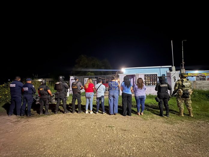 Autoridades de los tres órdenes de gobierno realizaron un cateo en la colonia Las Aves de Múzquiz como parte de las investigaciones por la agresión con arma blanca contra un joven