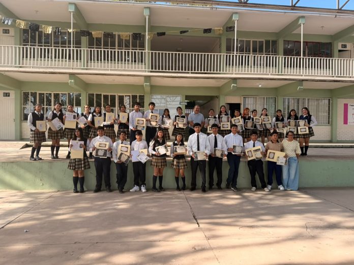 La Secundaria del Estado “Profr. Agustín Terrazas Menchaca” reconoció a estudiantes de la generación 2023-2026 por su participación en teatro y cortometrajes.