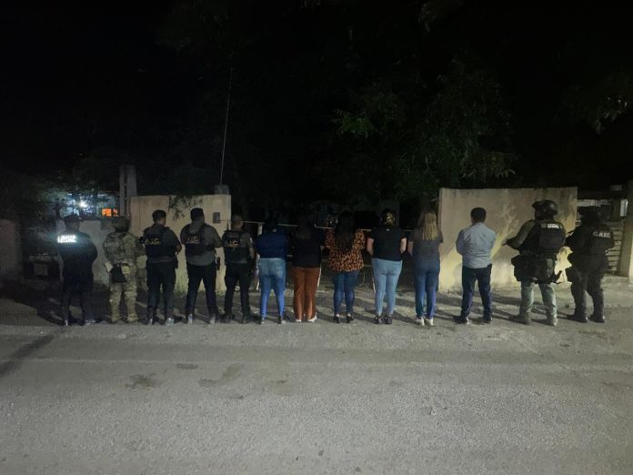 Autoridades realizaron un cateo en la colonia Morelos de Múzquiz donde aseguraron marihuana, cristal y armamento como parte de investigaciones contra el narcomenudeo.