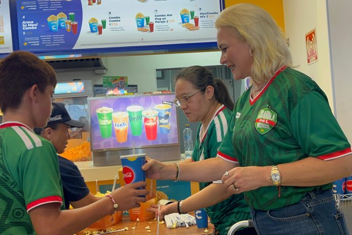 La alcaldesa Laura Jiménez acompañó a niñas y niños destacados del deporte en Múzquiz para disfrutar la victoria de México 3-0 sobre Chequia en Cinépolis.