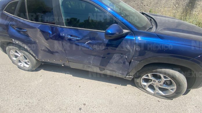 Un motociclista y una camioneta protagonizaron un accidente vial en la colonia La Oferta de Múzquiz. Ambas partes llegaron a un acuerdo para reparar los daños materiales.