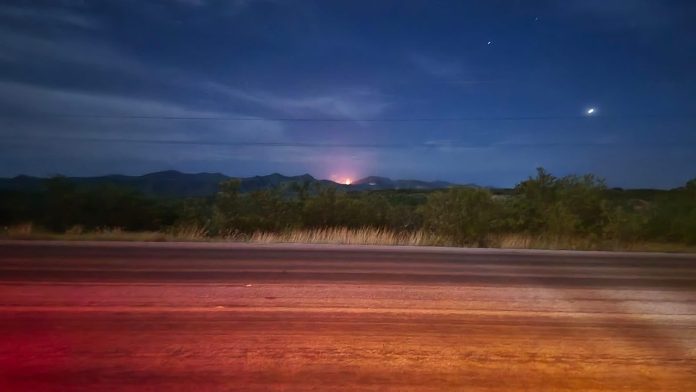 Más de 30 brigadistas, personal de SMA, Conafor y dos helicópteros combaten un incendio forestal de gran magnitud en la Sierra de Santa Rosa, en Múzquiz.
