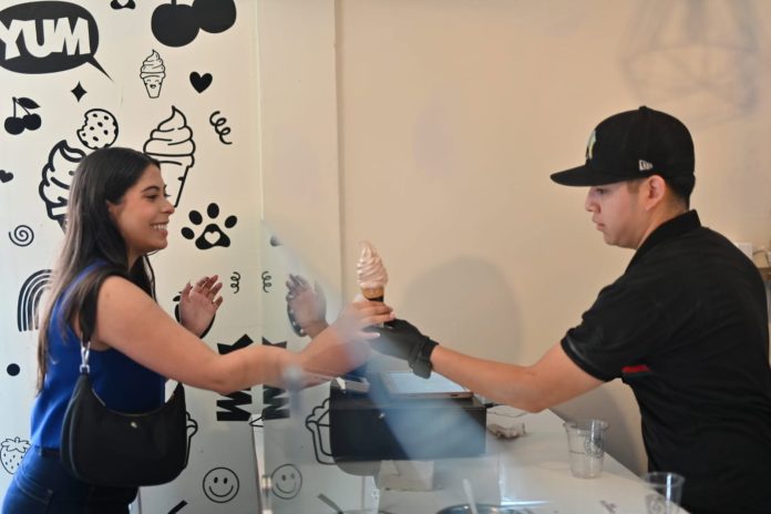 Capacita Turismo a prestadores de servicios para atender visitantes durante el Mundial