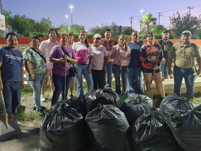 Participa DIF Municipal en jornada de limpieza del programa ‘’Por Amor a mi Plaza’’