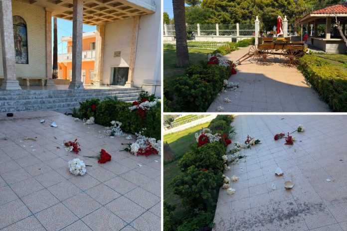 Flores y fragmentos esparcidos en el exterior de la Parroquia San Buena tras vandalismo a imagen de San Buenaventura.