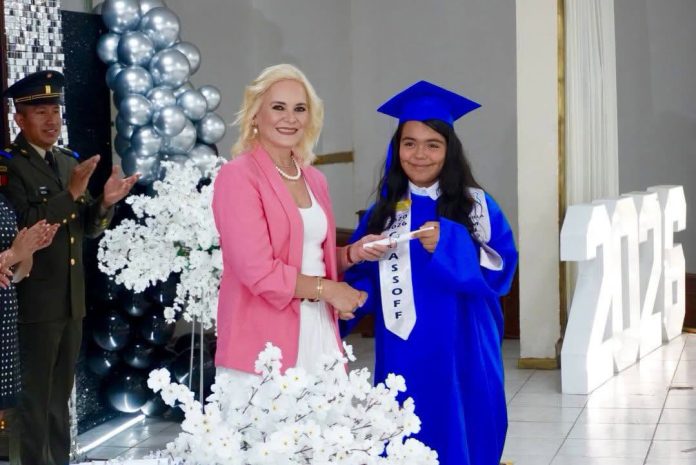 La alcaldesa Laura Patricia Jiménez Gutiérrez acompañó la graduación de la generación 2020–2026 de la Primaria Miguel Hidalgo y Costilla, reafirmando su compromiso con la educación en Múzquiz.