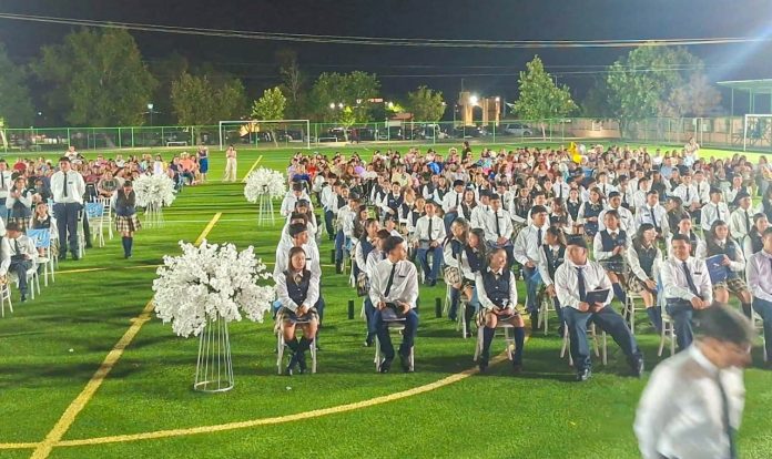 La Escuela Secundaria Profesor Agustín Terrazas Menchaca celebró la graduación de la generación 2023–2026 en Múzquiz, acompañada por autoridades educativas y padres de familia.
