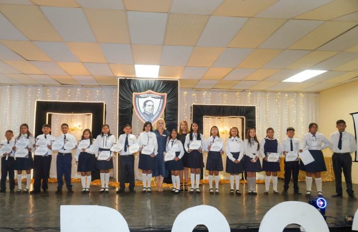La alcaldesa Laura Patricia Jiménez Gutiérrez participó como madrina de la generación 2020–2026 de la Escuela Primaria Benito Juárez en Villa de Palaú, reconociendo el esfuerzo de estudiantes y docentes.