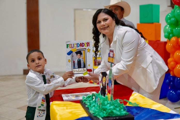Amadrina Esmeralda Flores de Juárez a generación 2026 del Jardín de Niños Luz Neaves de Guevara